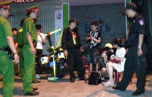 Nhóm nam nữ dương tính ma túy sau khi lực lượng 911 kiểm tra. Ảnh: C.A