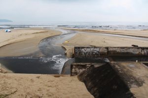 Dải nước đen kéo dài hàng chục mét chảy thẳng ra biển