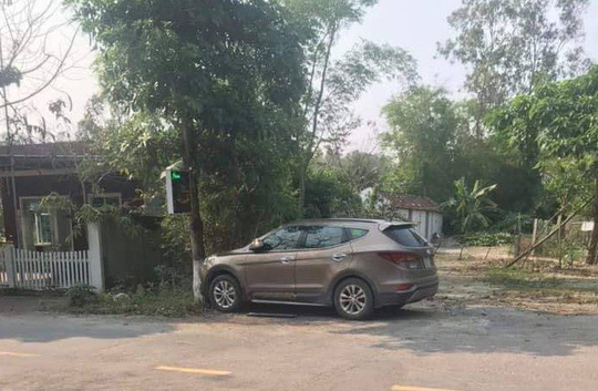 Xe ô tô Hyundai Santafe ông Đ. tại hiện trường - Ảnh: Facebook