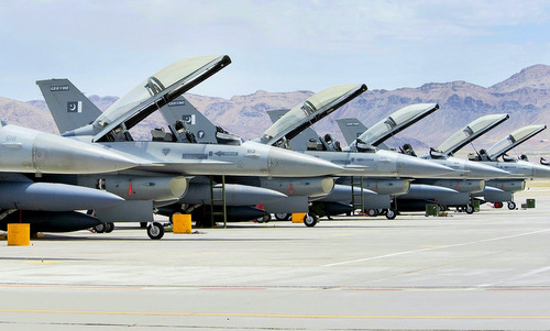 Một phi đội tiêm kích F-16 Pakistan. Ảnh: Reuters.