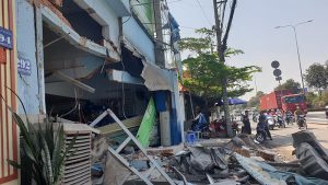 Căn nhà bị hư hỏng nặng sau cú tông của xe container. Ảnh: HT.