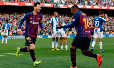 Messi ăn mừng bàn thắng cùng người đồng đội trẻ Malcom. (Ảnh: Getty)