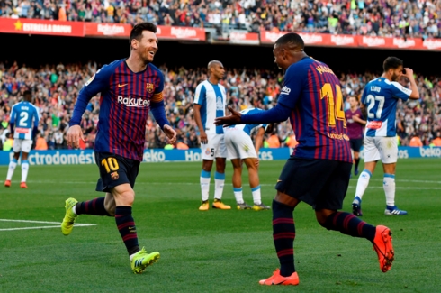 Messi ăn mừng bàn thắng cùng người đồng đội trẻ Malcom. (Ảnh: Getty)