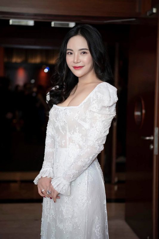Là một trong những khách mời VIP của chương trình, Hoa hậu đã biết cách làm mình tỏa sáng trong rất nhiều người đẹp của "đêm hội". Diện chiếc áo dài ren trắng của Bảo Bảo, Stella Chang dịu dàng, nền nã và đầy tinh khôi.