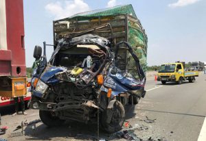 Tài xế Nhân và 2 phụ xe kẹt cứng trong cabin.