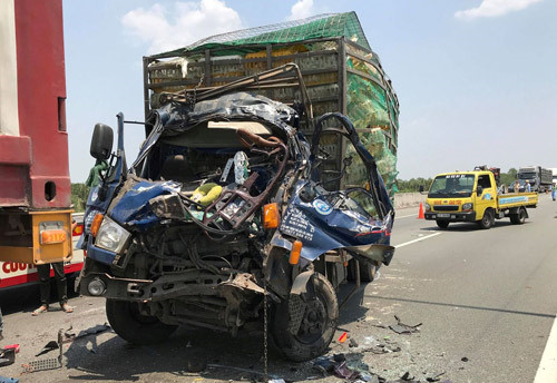  Tài xế Nhân và 2 phụ xe kẹt cứng trong cabin.