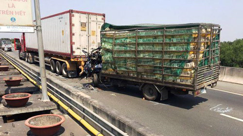 Cú tông kinh hoàng làm cho phần cabin xe tải bẹp dúm, biến dạng hoàn toàn. 