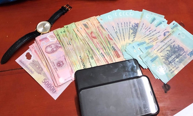 Số tiền mặt và tang vật bị thu giữ tại thời điểm bắt giữ đối tượng