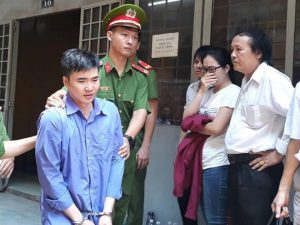 Bị cáo Thắng bị dẫn đi, người nhà nạn nhân đứng cạnh bật khóc. Ảnh: Đoàn Nga.