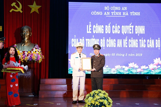 Thượng tướng Bùi Văn Nam trao quyết định bổ nhiệm Đại tá Võ Trọng Hải giữ chức vụ Giám đốc Công an Hà Tĩnh.