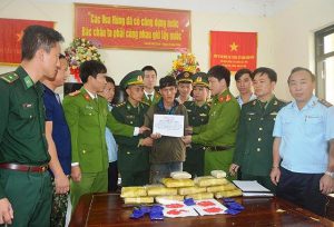 Đối tượng người Lào cùng tang vật