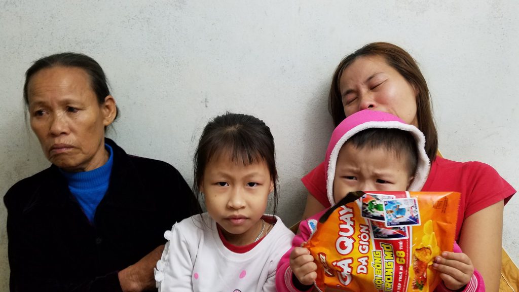 Gia đình anh Trần Văn Nhật đau đớn khi nhận tin chồng tử nạn nơi xứ người.