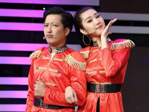 Chưa hết, Thúy Ngân còn nhõng nhẽo khoác tay lôi xềnh xệch, đòi hỏi người yêu Trường Giang phải mua quà tặng mình. Nữ diễn viên "Gạo nếp gạo tẻ" lấy đúng sở trường diễn xuất thể hiện một "bánh bèo điệu chảy nước" khiến nam diễn viên hài đứng bên hết nổi da gà đến toát mồ hôi. Người chơi ngồi dưới như Hari Won khi xem cảnh này cũng phải thốt lên: "Em cũng nổi da gà chung luôn này".