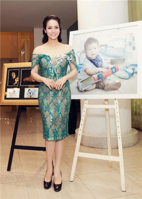 Nhật Kim Anh thật sự gây chú ý trong tiệc sinh nhật cậu ấm nhà mình khi khoe dáng gợi cảm trong thiết kế dạ hội màu xanh có phần khoét cổ sâu, phô diễn khuôn ngực nở nang.