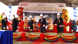Phó thủ tướng Vũ Đức Đam cùng lãnh đạo TP Đà Nẵng và Tập đoàn Universal Alloy Corporation (UAC) thực hiện nghi thức khởi công Nhà máy sản xuất linh kiện hàng không vũ trụ Sunshine Đà Nẵng - Ảnh: TẤN LỰC