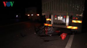 Theo thông tin ban đầu, khoảng 21h10 ngày 29/3, tài xế tên Hiệp (33 tuổi, quê Hà Tĩnh) điều khiển xe container mang biển số 47R – 002.69, lưu thông trên Quốc lộ 14, hướng từ tỉnh Đắc Nông đi TP.HCM.