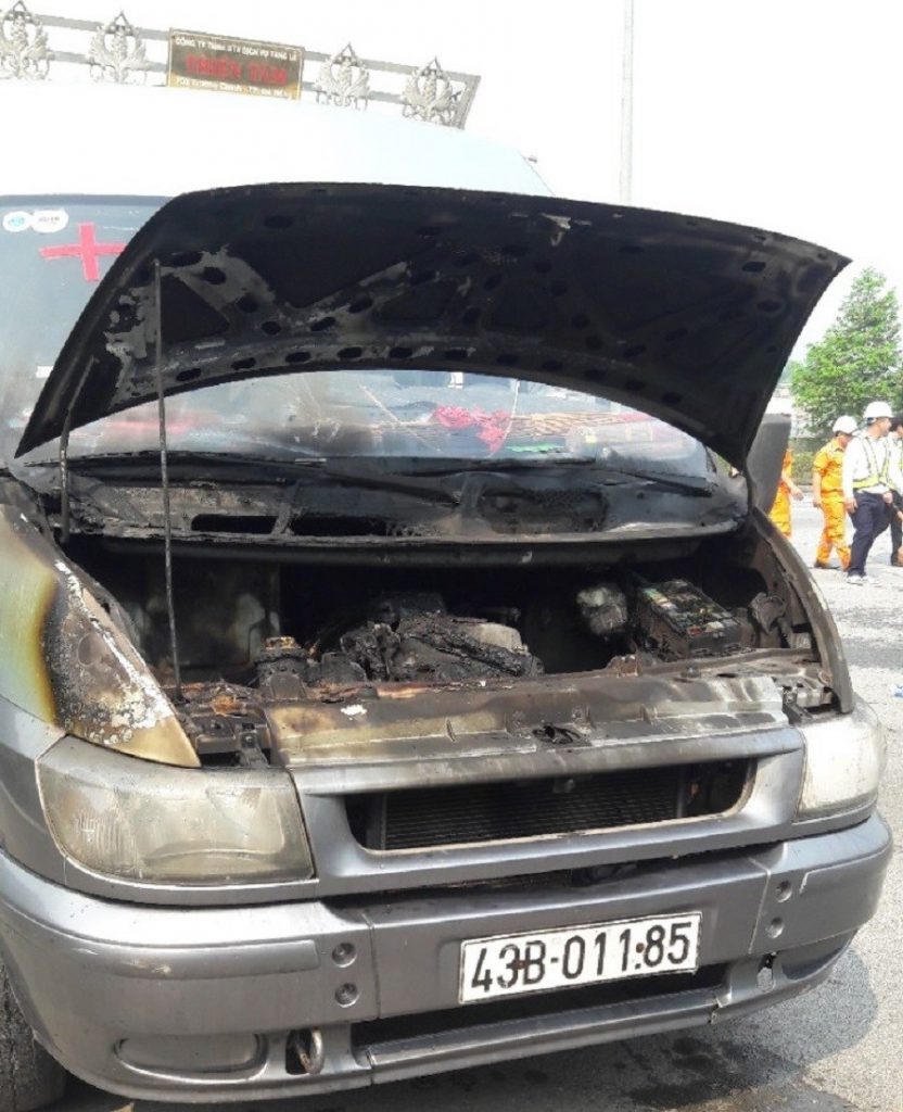 Phần đầu xe 43B- 011.85 bị cháy