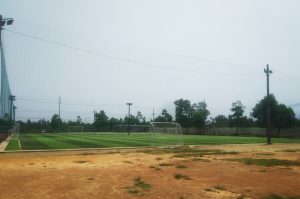 Sân bóng dùng để kinh doanh nằm trong khuôn viên nhà trường