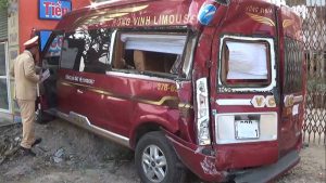 Chiếc xe khách lao thẳng vào nhà dân