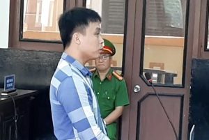 Bị cáo khai nhận, sau khi giết 3 người đã hai lần tìm đến cái chết nhưng thất bại. Ảnh: Minh Anh.