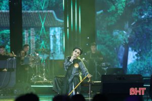 Thí sinh Nguyễn Thanh Quý cá tính thể hiện ca khúc Mục hạ vô nhân.