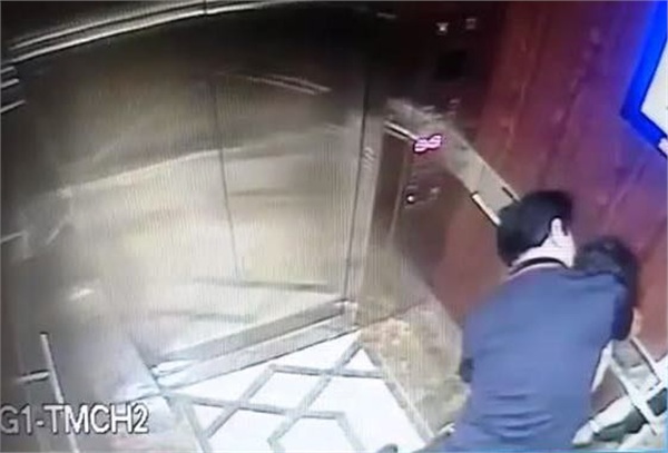 Người đàn ông có dấu hiệu dâm ô trẻ em trong thang máy - Ảnh cắt từ clip do camera ghi lại