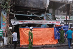 Cảnh sát phong tỏa hiện trường điều tra nguyên nhân vụ cháy. Ảnh: Võ Thạnh