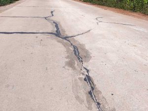 Những vết nứt xé ngang dọc mặt đường. Ảnh: Trần Thọ
