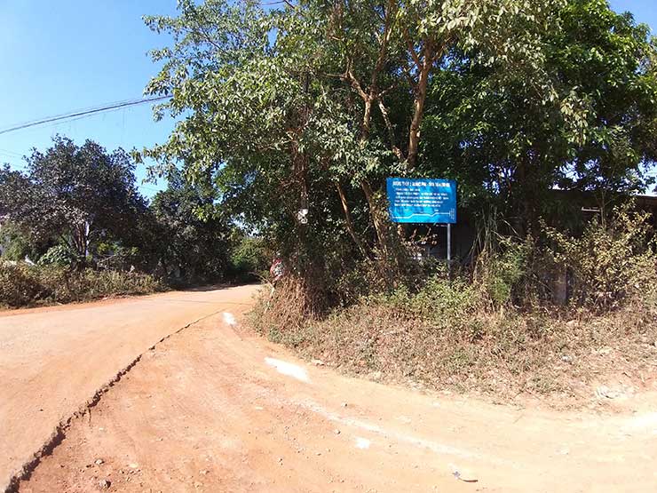 Đường thôn 2 xã Quảng Phú đấu nối với quốc lộ 28 bị xuống cấp nghiêm trọng. Ảnh: Trần Thọ