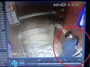 Ông Linh ôm, hôn bé gái trong thang máy