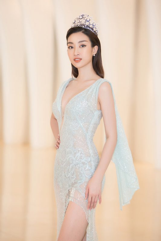 Hoa hậu Đỗ Mỹ Linh nhẹ nhàng và thanh lịch trong chiếc váy dạ hội màu xanh pastel. Với thành tích chiến thắng hai phần thi Sắc đẹp vì mục đích cao cả và Head to Head Challenge cùng vị trí trong Top 40 ở Hoa hậu Thế giới 2017, cô đã được ban tổ chức tin tưởng chọn làm Đại sứ cuộc thi năm nay cùng Hoa hậu Tiểu Vy. 