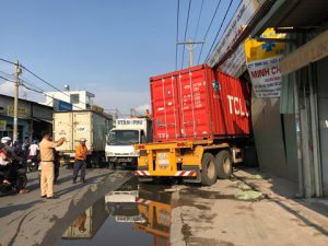 Container đâm sập hai nhà dân