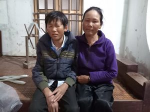 Lê Văn Hường bên mẹ