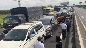 8 xe ôtô con tông vào nhau và gây hư hỏng nhiều xe. Rất may không có thương vong về người.