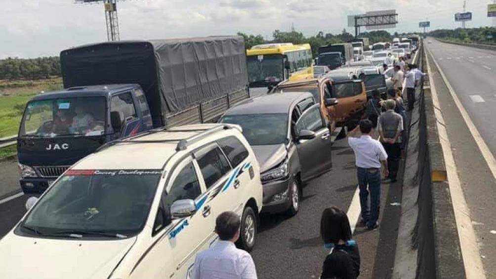 8 xe ôtô con tông vào nhau và gây hư hỏng nhiều xe. Rất may không có thương vong về người.