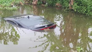 Chiếc ô tô “chết đuối” dưới ao sau tai nạn.