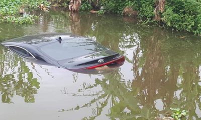Chiếc ô tô “chết đuối” dưới ao sau tai nạn.