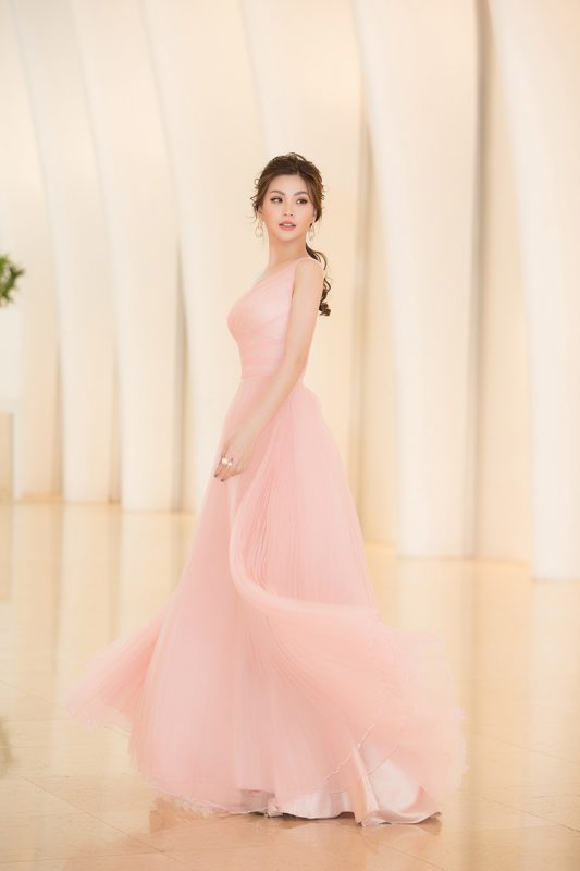 Á hậu Diễm Trang đảm nhận vai trò MC cho buổi họp báo ngày hôm nay. Cô thu hút mọi ánh nhìn với chiếc váy dạ hội màu hồng lộng lẫy như công chúa. 