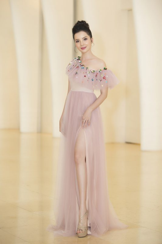 Hoa khôi Huỳnh Thúy Vi cũng xuất hiện trong buổi họp báo. Cô là đại diện của Việt Nam ở Hoa hậu châu Á Thái Bình Dương 2018. 