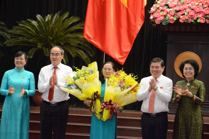 Lãnh đạo TP. Hồ Chí Minh tặng hoa chúc mừng đồng chí Nguyễn Thị Lệ (ảnh: Long Hồ)