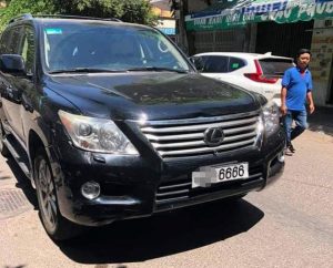 Chiếc Lexus lao vào đám tang khiến 4 người chết ở TP Quy Nhơn. Ảnh: H.T.
