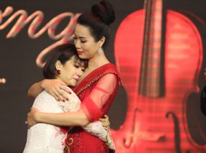 Tối 19/4, đêm nhạc phim với chủ đề "Những ngọn nến yêu thương" do Mai Thu Huyền khởi xướng được tổ chức tại quận 1, TP HCM. Chương trình nhằm kêu gọi mọi người chung tay, quyên góp kinh phí giúp đỡ Hạnh An - con gái đạo diễn Đỗ Đức Thành - chữa bệnh ung thư máu tại Singapore. Dù mệt và ho nhiều do bệnh ung thư phổi, diễn viên Mai Phương vẫn cố gắng có mặt tại sự kiện với mong muốn truyền cảm hứng đến Hạnh An và nhiều bệnh nhân đang chống chọi ung thư. "Hạnh An là chiến binh dũng cảm. Mong em ấy sẽ nhanh chóng khỏe mạnh, thực hiện những ước mơ còn dang dở", Mai Phương tâm sự và khóc trong vòng tay của Trịnh Kim Chi.