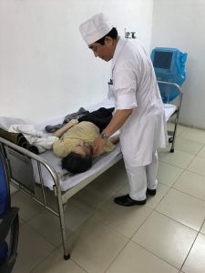 Cô gái được CSGT đường thủy Hải Phòng cứu đang điều trị tại Bệnh viện. ảnh CTV