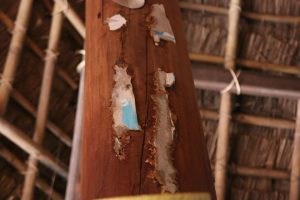 Các cây cột trong nhà truyền thông bị nứt được đơn vị thi công trám nham nhở. Ảnh: Minh Lộc.