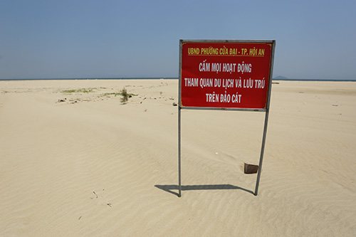 Chính quyền Hội An cắm biển cấm lên cồn cát. Ảnh: Đắc Thành.