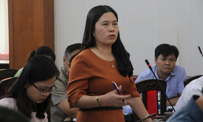 Bà Lưu thông tin công trình nhà truyền thống bon Đắk R'moan xuống cấp sau 1 năm sử dụng. Ảnh: Minh Lộc.