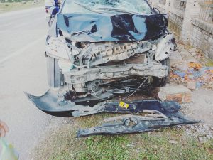Cú đâm mạnh làm đầu xe biến dạng.