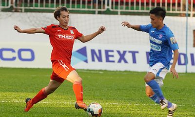 Nguyễn Văn Toàn ghi hai bàn thắng trong trận đấu HAGL thắng Quảng Ninh 3-2 trên sân Pleiku ngày 13/4. Ảnh: Hùng Linh
