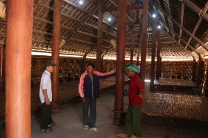 Già làng Điểm Nham (đứng giữa) và người dân bức xúc vì chất lượng công trình