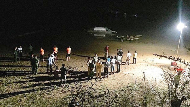 Chính quyền địa phương đã huy động lực lượng chức năng tìm kiếm các nạn nhân suốt đêm trên sông Hiếu
